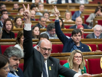 Diputats de JxCat i d'ERC votant aquest dijous al Parlament.