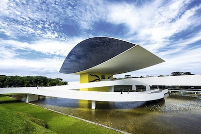 Los ciudadanos de Curitiba, la capital de Paraná (sur de Brasil), son los más verdes del mundo. Tocan a 52 metros cuadrados por persona de espacio no edificable. Curitiba es la única ciudad de Sudamérica que entra en la lista de las más sostenibles. El 70 % de sus habitantes utiliza un transporte respetuoso con el medio ambiente. Donde son un poco más ariscos con la atmósfera es en Onitsha (Nigeria), que en los últimos años se ha erigido como un núcleo para el comercio y la distribución. Eso se traduce en humo. Y en el título de la ciudad más contaminada del mundo.