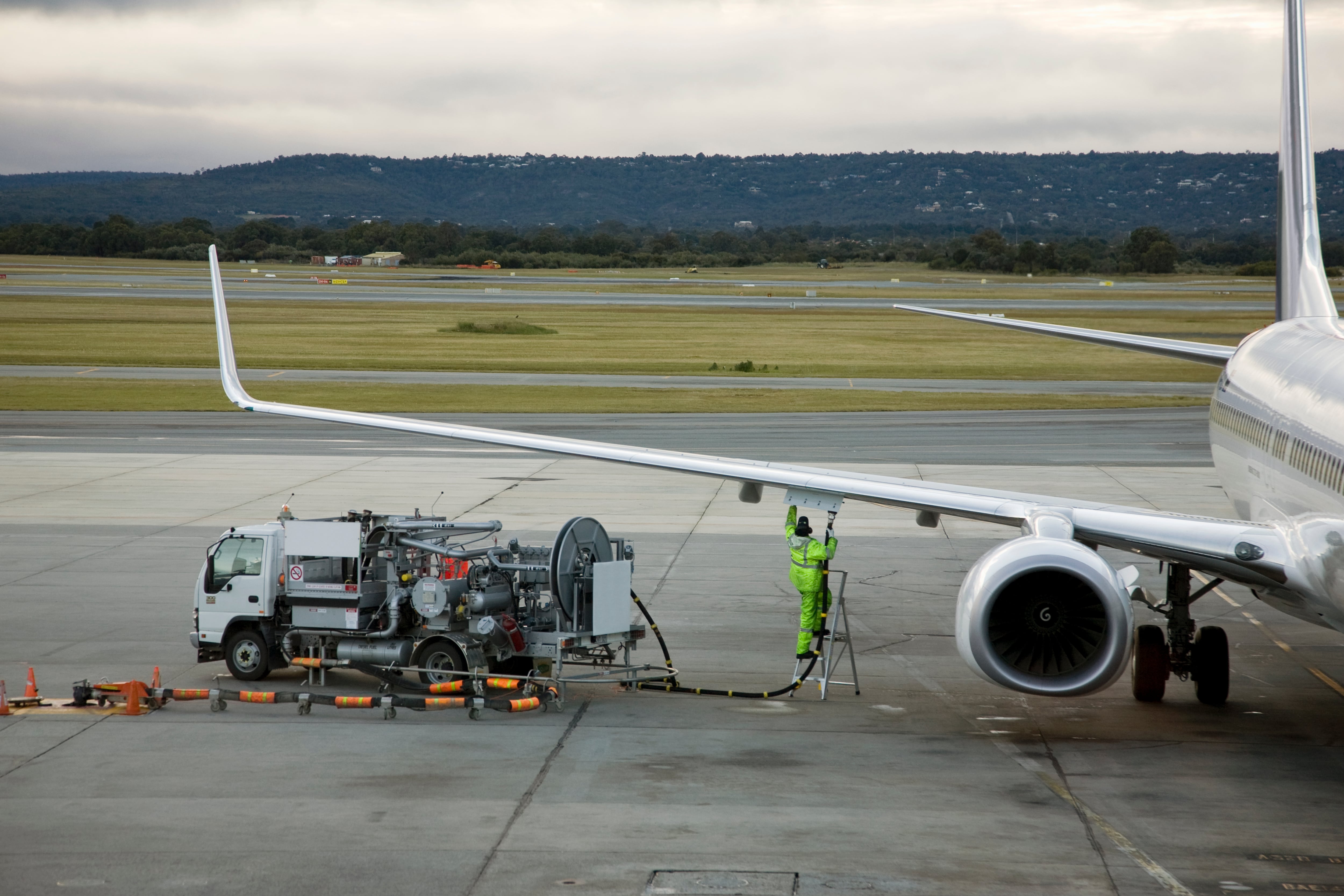 Un avión recargando combustible