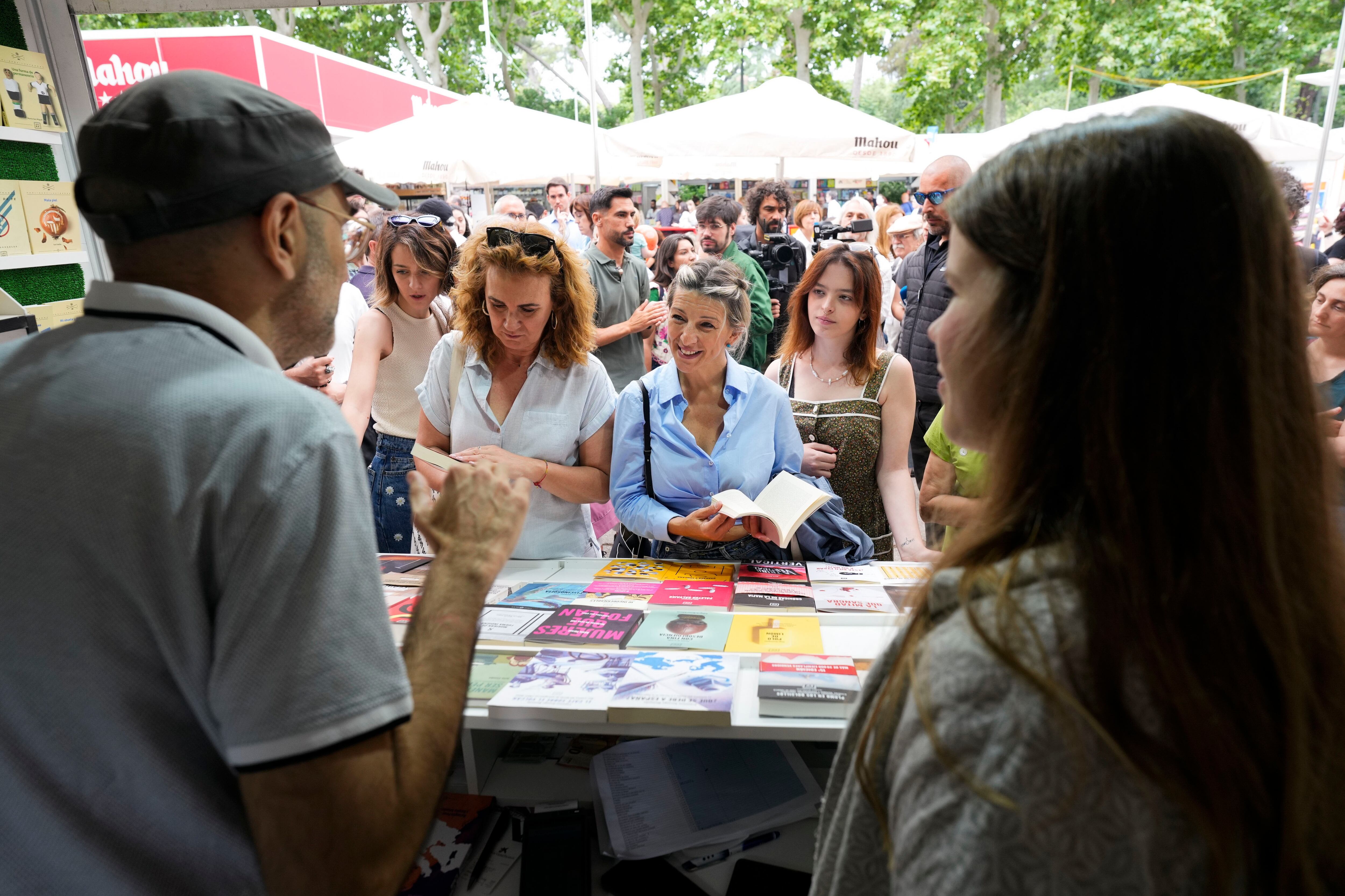 La candidata de Sumar a las elecciones europeas, Estrella Galán (en el centro a la izquierda), acompañada de la líder de su partido, Yolanda Díaz, visitan la Feria del Libro de Madrid aprovechando la jornada de reflexión.