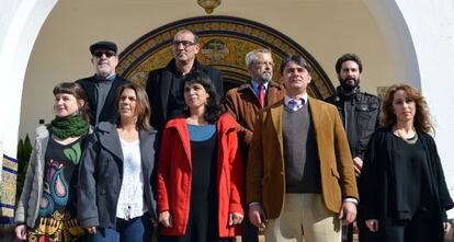 De izquierda a derecha, Lucía Ayala, Begoña Gutiérrez, Teresa Rodríguez, Juan Moreno Yagüe y Mercedes Barranco. Atrás, Jesús Romero, José Luis Serrano, Félix Gil y David Moscoso, candidatos de Podemos.