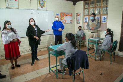 La Ministra de Educación Monserrat Creamer visita una escuela en Zuleta junto con el representante de la OPS y Unicef Ecuador el 10 de marzo de 2021.