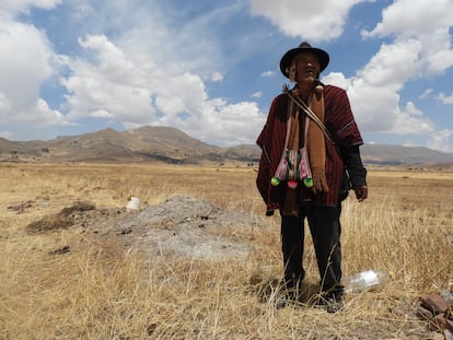 Víctor Nina Limachi, líder aymara, muestra el punto donde cada día el Yapu Kamani debe encender fuego, para luego usar el humo que ahuyentará al granizo o la helada.