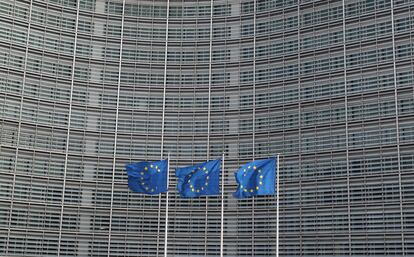 Banderas de la UE delante de la sede de la Comisión Europea en Bruselas.