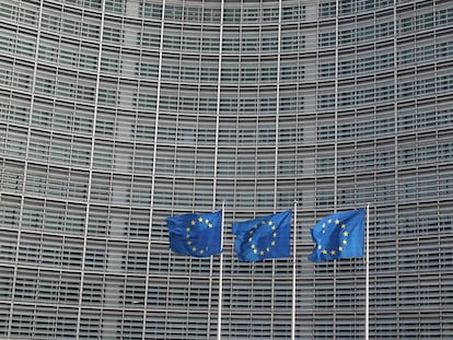 Banderas de la UE delante de la sede de la Comisión Europea en Bruselas.