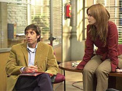 Emilio Aragón y María Adánez, en una secuencia de la serie.