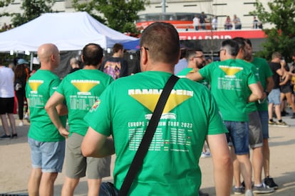 Un grupo de fans de Rammstein con una camiseta de la banda en Madrid este viernes.