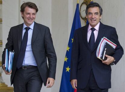 El primer ministro francés, François Fillon (d), y el ministro de Presupuestos, François Baroin (i), abandonan El Elíseo tras la reunión semanal del gabinete de Gobierno, hoy en París