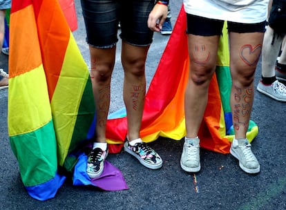 Todo vale para monstrar la solidaridad en el día del Orgullo Gay, pintadas, banderas, disfraces..