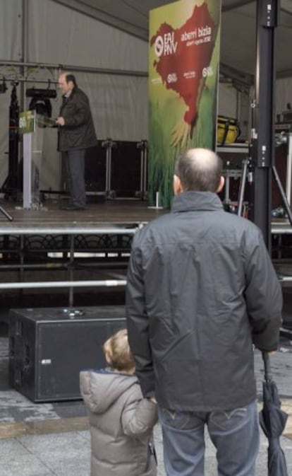 Un hombre escucha la intervención de Andoni Ortuzar en la Plaza Nueva de Bilbao.