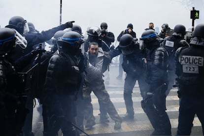 Agentes de la policía francesa detienen a un manifestante durante los disturbios de este sábado en París.