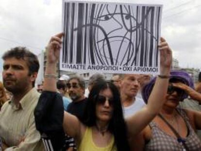 Varios empleados públicos protestan en los alrededores del Parlamento en Atenas (Grecia). EFE/Archivo