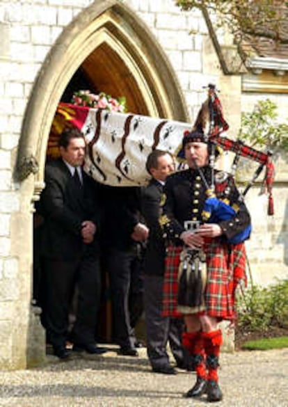 El féretro de la reina madre fue trasladado ayer desde Windsor a Londres.