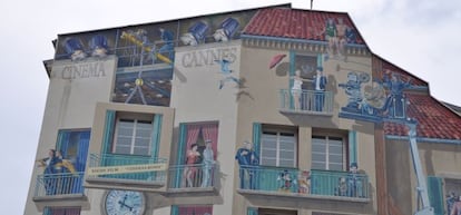 La fachada de un edificio en Cannes rinde homenaje al cine y sus estrellas.