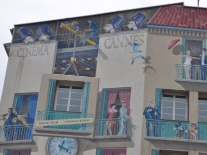 La fachada de un edificio en Cannes rinde homenaje al cine y sus estrellas.