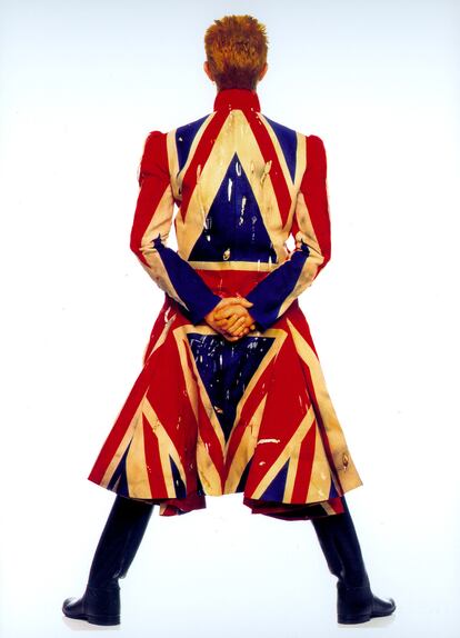 En 1997, Bowie se actualizó con un disco de 'drum and bass' ('Earthling') y este abrigo con la Union Flag de Alexander McQueen.