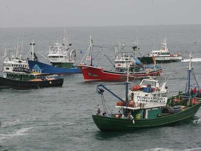 Varios barcos de bajura durante una protesta por la crisis de la anchoa en la bahía de La Concha.