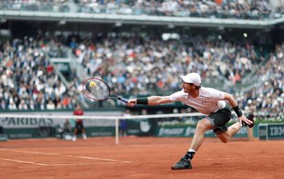 Murray devuelve la pelota durante un partido en Roland Garros de 2016.
