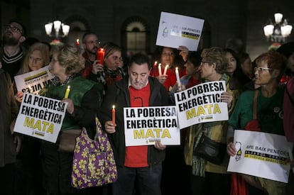 Manifestación ahir dimecres contra la pobresa energètica a la plaça de Sant Jaume a Barcelona.