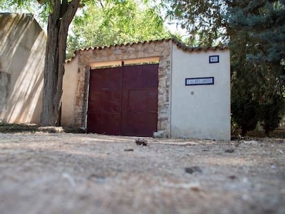 Fachada de la casa de campo situada en el paraje de La Atalaya de Ciudad Real, donde un hombre de 35 años ha muerto este domingo tras recibir un disparo de un arma de fuego, cuando fue sorprendido por el propietario de la vivienda.