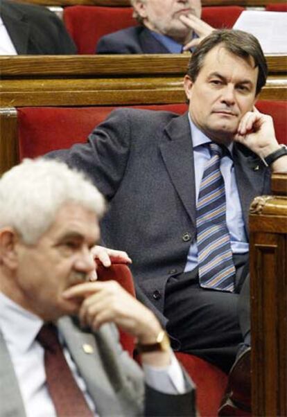 Pasqual Maragall y Artur Mas, ayer, en el Parlamento de Cataluña.