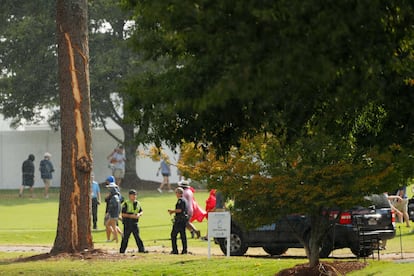 Una tormenta eléctrica paró el juego en el East Lake Golf Club de Atlanta. Un rayo cayó sobre un árbol, que se incendió y provocó que varios espectadores resultaran heridos.