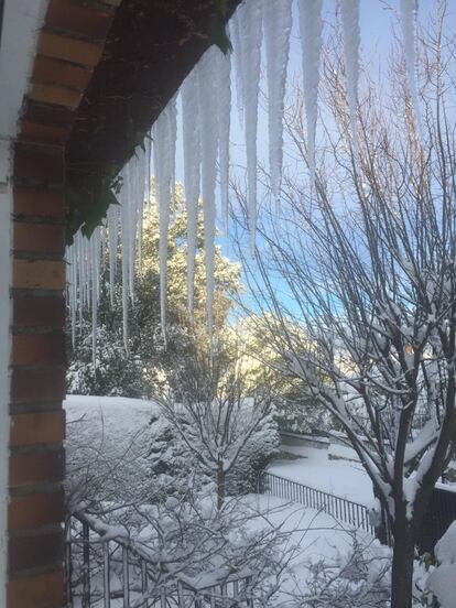 Carámbanos en una casa de Venturada (Madrid), el domingo 10 por la mañana.