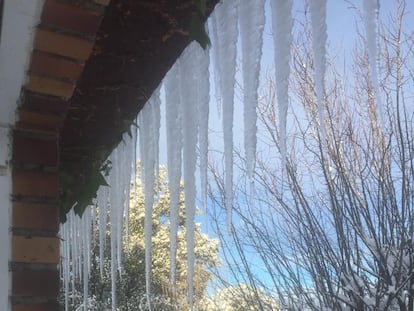 Carámbanos en una casa de Venturada (Madrid), el domingo 10 por la mañana.