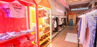 Interior del primer pop-up que Shein abrió en Madrid.