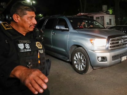 Una camioneta en la que presuntamente salió Emilio Lozoya del Reclusorio Norte, el 20 de febrero en Ciudad de México.