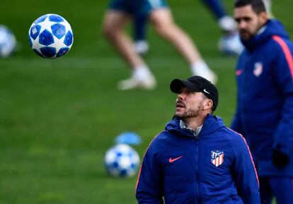 Simeone, durante el entrenamiento del Atlético este lunes.