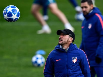 Simeone, durante el entrenamiento del Atlético este lunes.