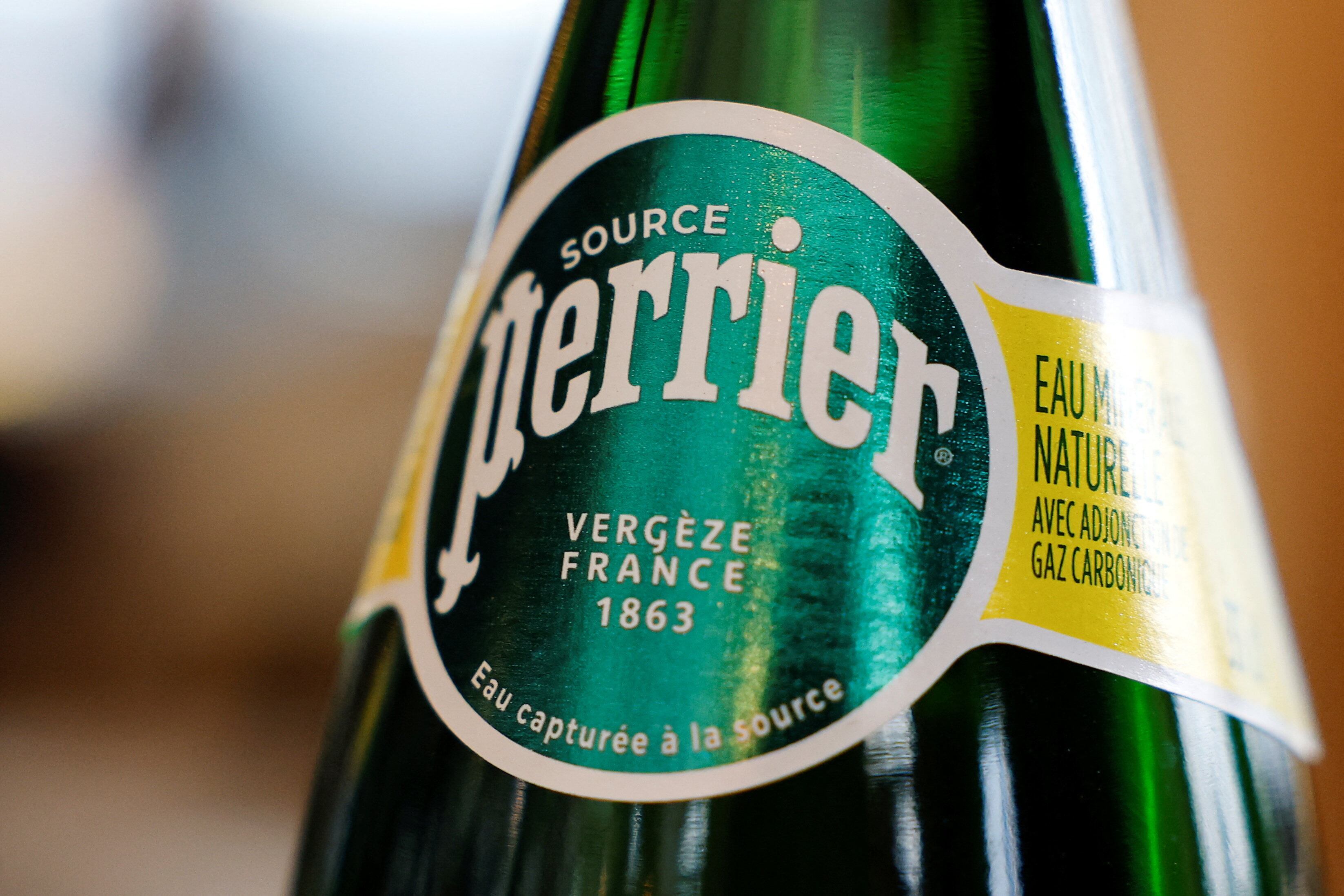 Tribunale francese respinge la causa contro Perrier, autorizza la vendita di acqua minerale naturale