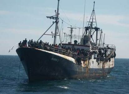 Cientos de inmigrantes observan desde la cubierta del <i>Marine I </i>a un compañero que se ha tirado por la borda.