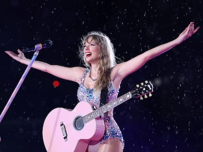 Taylor Swift actuando en Rio de Janeiro, Brazil durante un concierto de la gira The Eras Tour.