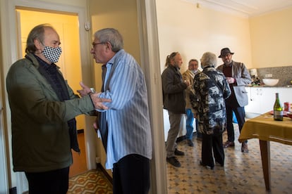 Joan Manuel Serrat saluda a Joan Ollé en la comparecencia del director teatral para explicar su caso.