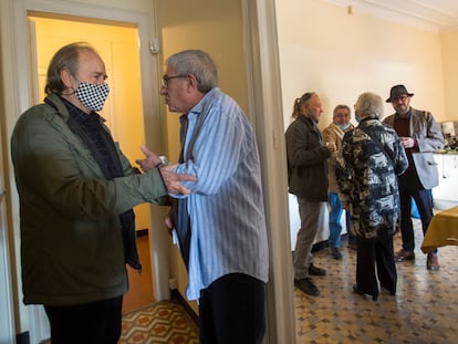 Joan Manuel Serrat saluda a Joan Ollé en la comparecencia del director teatral para explicar su caso.