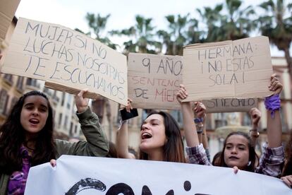 Manfestación convocada en Málaga, en señal de repulsa a la sentencia dictada hoy contra los cinco integrantes de la Manada. 
