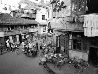 Una calle en Shanghái (China), fotografiada durante el viaje alrededor del mundo de Ana Nance y LeRoy Woodson Jr. en 1992.