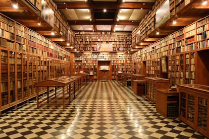 Interior de la biblioteca del castell de Peralada.