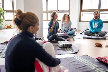 Carolina Campuzano (en el centro de la imagen), monitora del método Wim Hof, durante una de las charlas previas a la inmersión al hielo en Yoga Parvati Málaga el 6 de diciembre de 2022. 