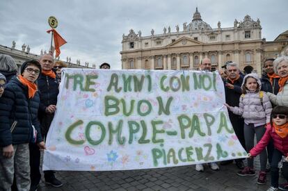 Varios fieles sostienen una pancarta con la que felicitan su tercer aniversario de papado a Francisco.