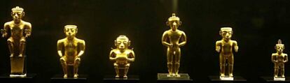 Seis de las 122 piezas del tesoro quimbaya, regalado por el gobierno colombiano al reino de España, expuesto en el Museo de América de Madrid.