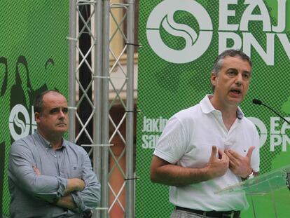 Iñigo Urkullu se dirige a los asistentes a su mitin en Zarautz en presencia de Joseba Egibar.