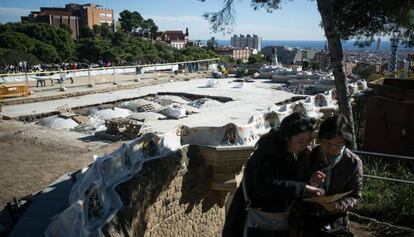 Dos turistas en el Park Güell, este martes.