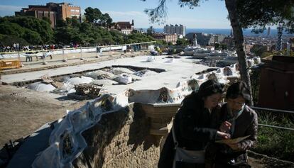 Dos turistas en el Park G&uuml;ell, este martes.