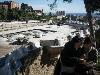 Dos turistes al Park Güell, aquest dimarts.