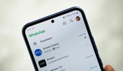 Uso de la aplicación WhatsApp en un smartphone