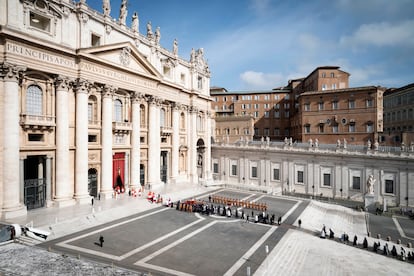 Llegada del féretro del Papa Francisco I a la Basílica de San Pedro, a 23 de abril de 2025, en Ciudad del Vaticano.
