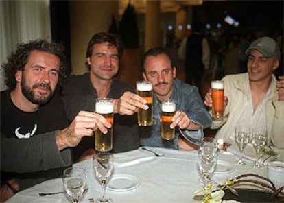 De izquierda a derecha, Guillermo Toledo, Alberto San Juan, Javier Gutiérrez y Roberto Álamo brindan en la presentación de la obra.